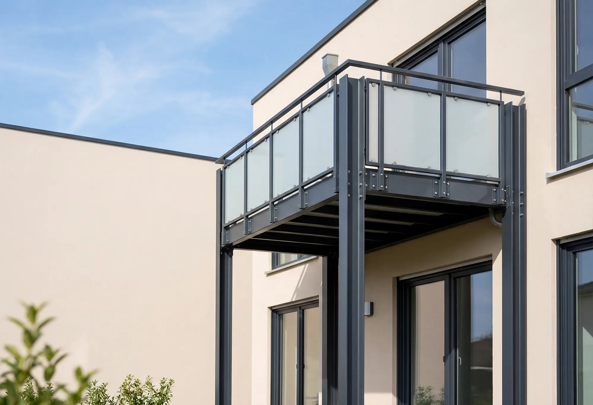Moderner Balkon mit Glasgeländer als Beispiel für den Ledtermann Balkon-Konfigurator